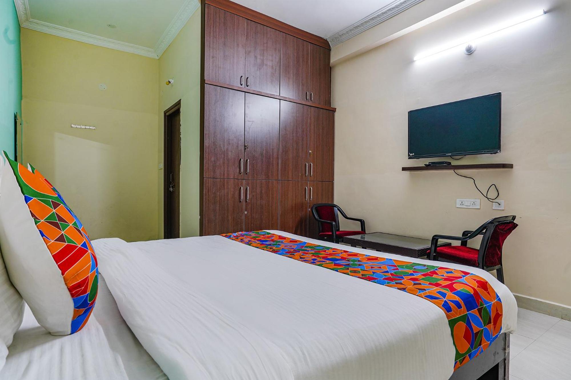 Fabexpress D Grand - Nr Jntu College Metro Station, Kukatpally Hyderabad Exterior photo