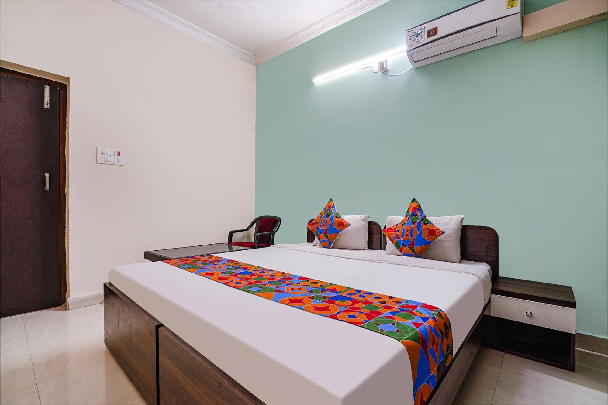 Fabexpress D Grand - Nr Jntu College Metro Station, Kukatpally Hyderabad Exterior photo