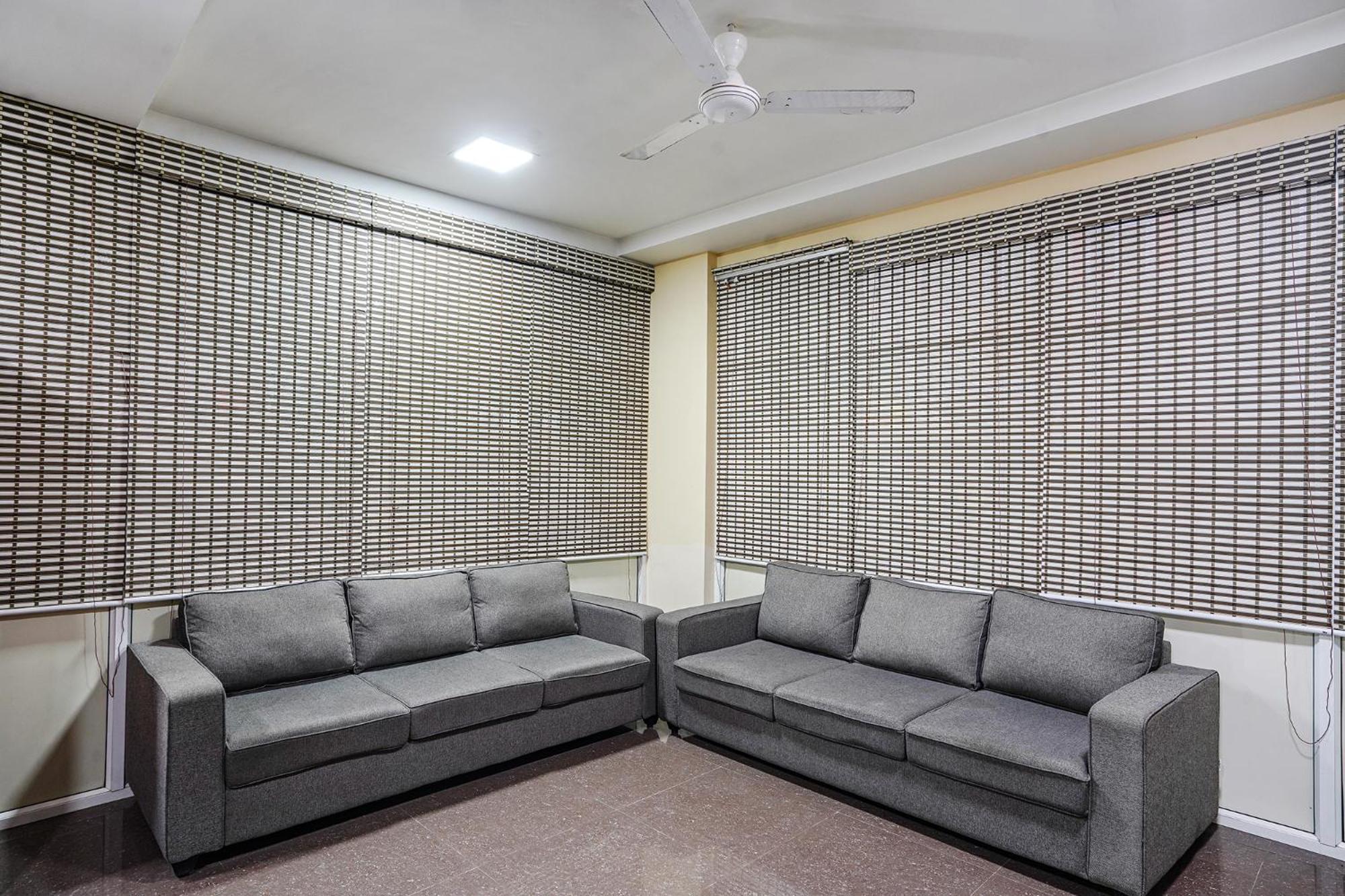 Fabexpress D Grand - Nr Jntu College Metro Station, Kukatpally Hyderabad Exterior photo