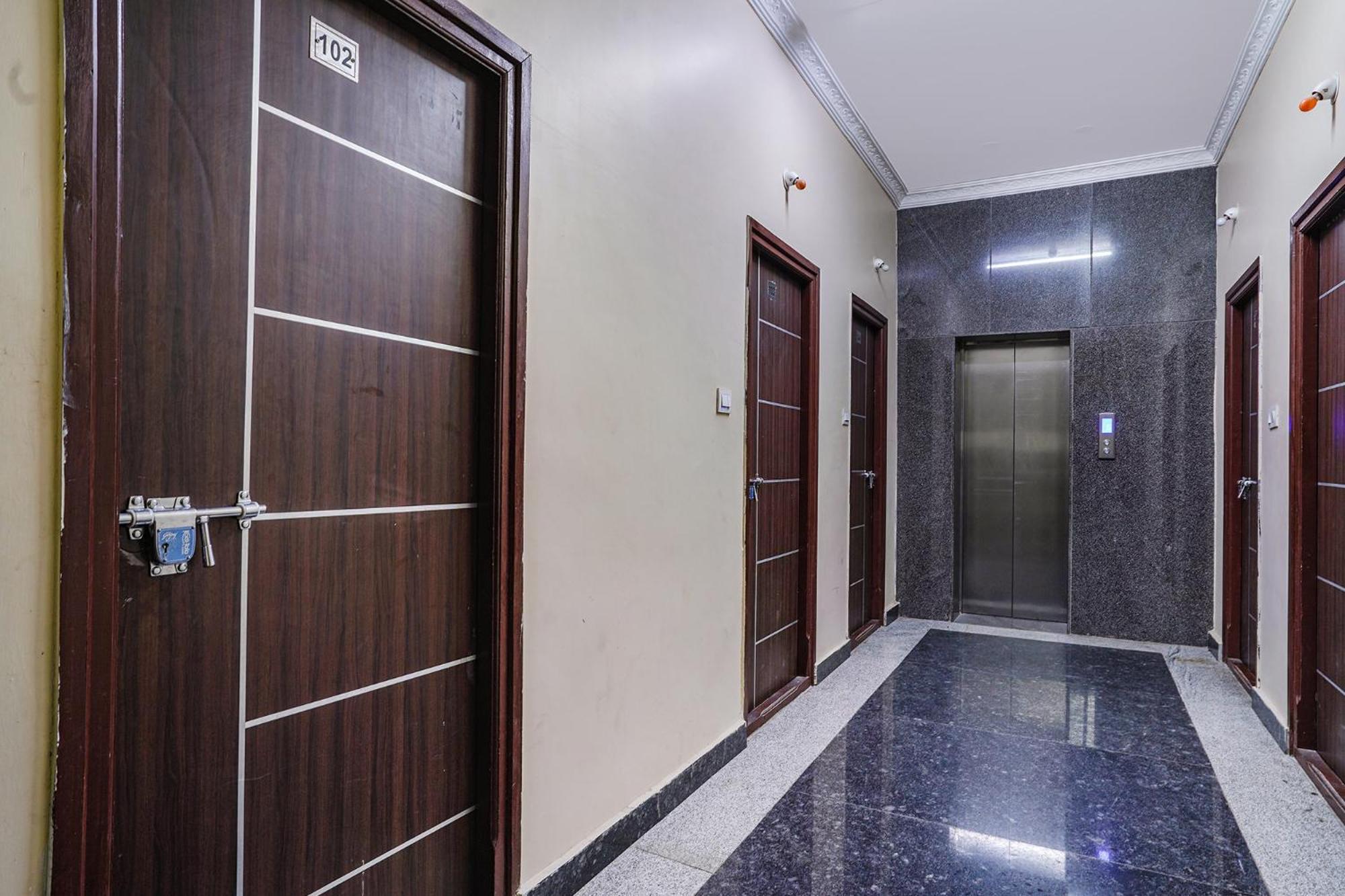 Fabexpress D Grand - Nr Jntu College Metro Station, Kukatpally Hyderabad Exterior photo