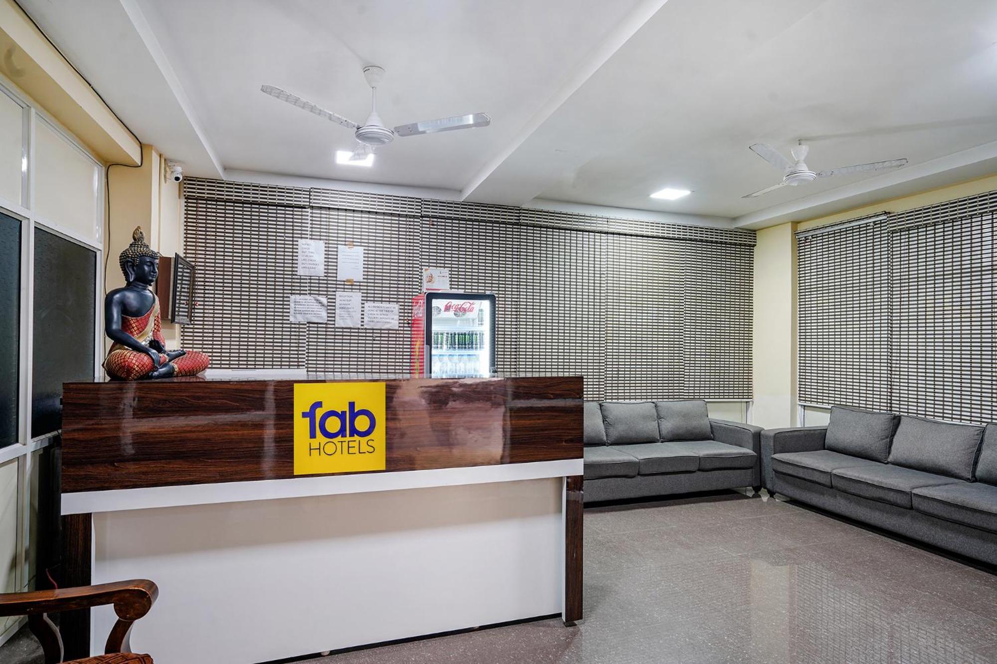 Fabexpress D Grand - Nr Jntu College Metro Station, Kukatpally Hyderabad Exterior photo